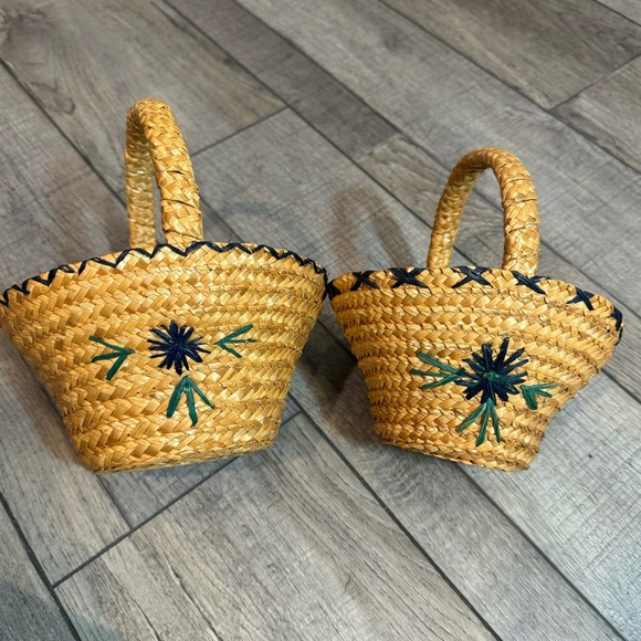 Set of 2 Small Vintage Floral Straw Nesting Baskets - Picture 2 of 10